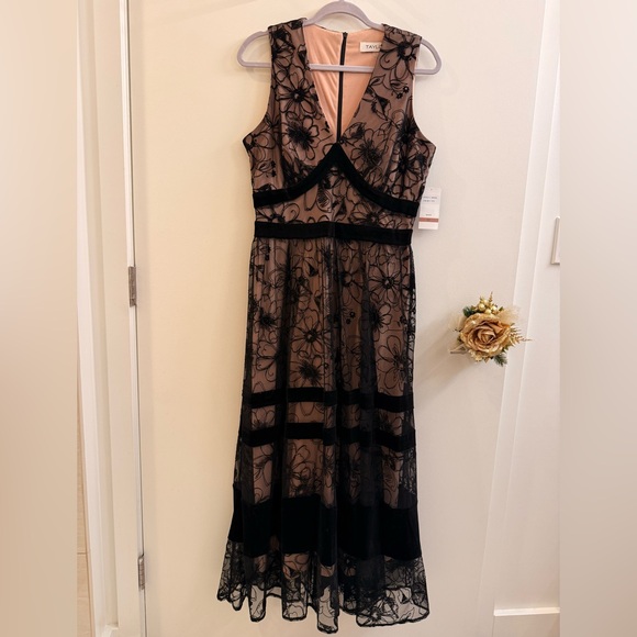 Taylor Dresses & Skirts - Taylor Black and Nude Floral Dress